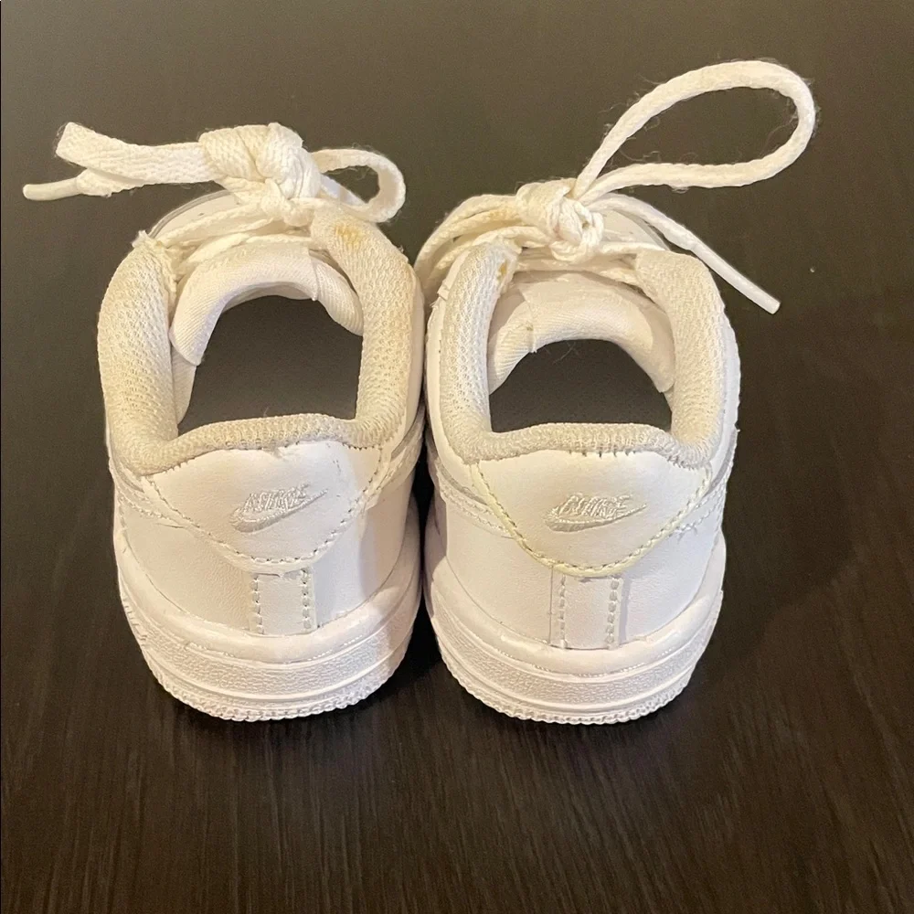 Nike Kids All-White Sneakers Size 4C - Picture 4 of 6